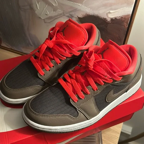 EUC - Air Jordan 1 Low SE 'Black Olive Bright Crimson' Size M7/W8.5 - Picture 1 of 4